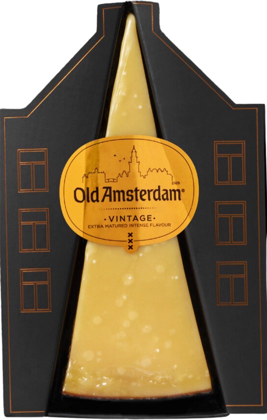 Een punt Old Amsterdam 'Vintage' kaas in een zwart, huisvormig etui met gouden details en het Old Amsterdam logo.