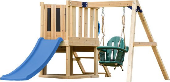 Houten speeltoestel met blauwe glijbaan, babyschommel en klimwand, geïsoleerd op witte achtergrond.