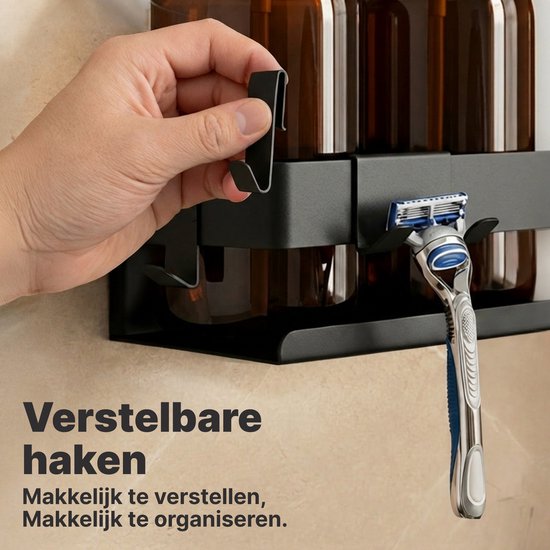 Hand die een verstelbare haak aan een zwart doucherekje bevestigt met een scheermesje eraan.