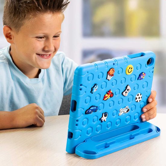 Jongen bekijkt tablet in blauwe hoes met opdrukken, die dienst doet als standaard.