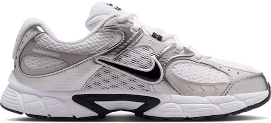 Wit met zilverkleurige accenten, Nike sneakers met zwarte swoosh. Zijaanzicht.