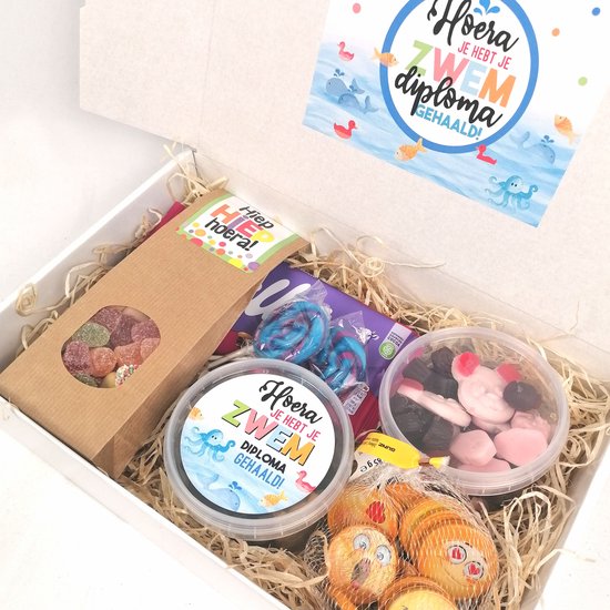 Zwemdiploma Cadeaupakket – Hoera je hebt je zwemdiploma gehaald! – Snoepbox met Milka Confetti, Tum Tum, Emoji Chocolade & Lolly's – Feestpakket Zwemdiploma A, B of C