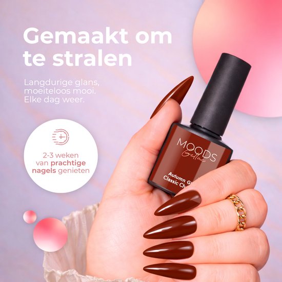 Hand met langwerpige nagels in klassiek bruine gellak, met een flesje Moods Gellac 'Classic Chestnut'.