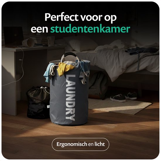 Grijze wasmand met "LAUNDRY" opdruk, gevuld met wasgoed, in een studentenkamer.