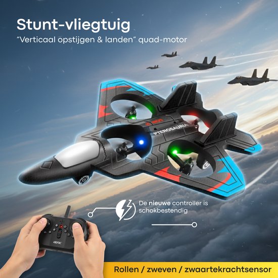 Zwarte straaljager drone met blauwe vleugelranden en rode/groene accenten, vliegt in de lucht met rookpluimen. Handen bedienen afstandsbediening.