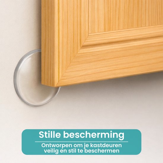 Transparante, ronde deurstopper bevestigd aan een houten kastdeur voor stille bescherming.