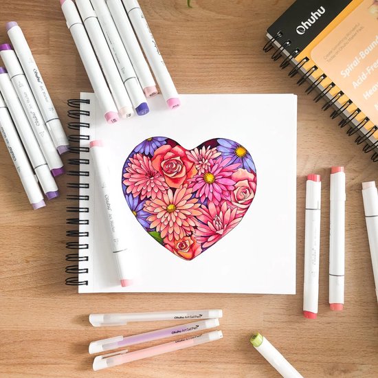 Schetsboek met een kleurrijk, gedetailleerd hart van bloemen, getekend met markers. Markeerpennen en gelpennen liggen eromheen.