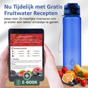 Blauwe waterfles naast een tablet met recepten voor fruitwater, waaronder bosvruchten-munt.