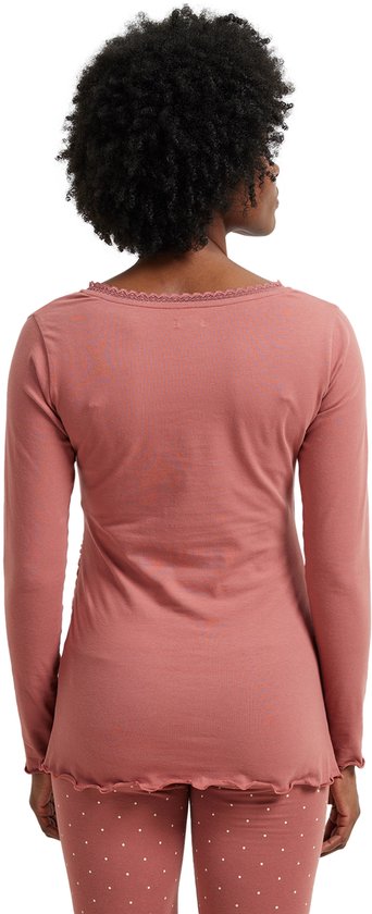 Roze wikkelpyjamatop met kanten afwerking langs de halslijn, van achteren gezien. Het model draagt een bijpassende pyjamabroek met stippen.