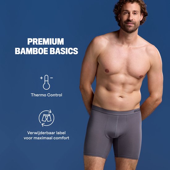 Man in grijze BOXR boxershort, met 'PREMIUM BAMBOE BASICS' en icoontjes voor thermo control en verwijderbaar label.