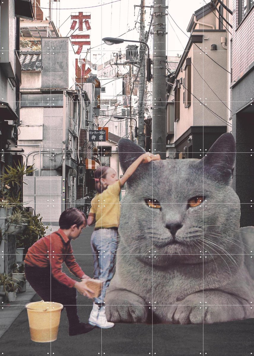 IXXI Children washing a giant cat in Tokyo streets, Florent Bodart - 100 x 140 cm - Gratis ophangtool - Grote wanddecoratie en posters - Grafisch