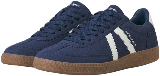 Donkerblauwe Jack & Jones sneakers met witte strepen en bruine zool.