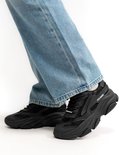 Zwarte Steve Madden 'POSSESSION-E' sneakers gedragen met een spijkerbroek.