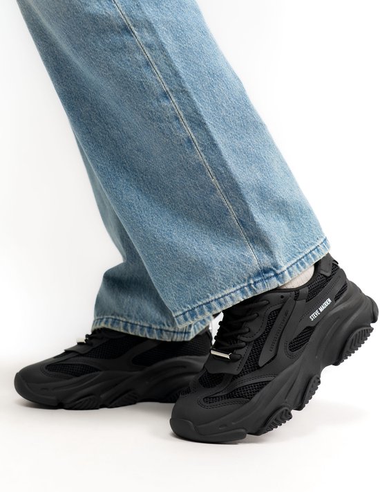 Zwarte Steve Madden 'POSSESSION-E' sneakers gedragen met een spijkerbroek.