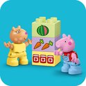LEGO Duplo Peppa Pig Peppa en George met gestapelde blokken met jam, wortels en watermeloen.