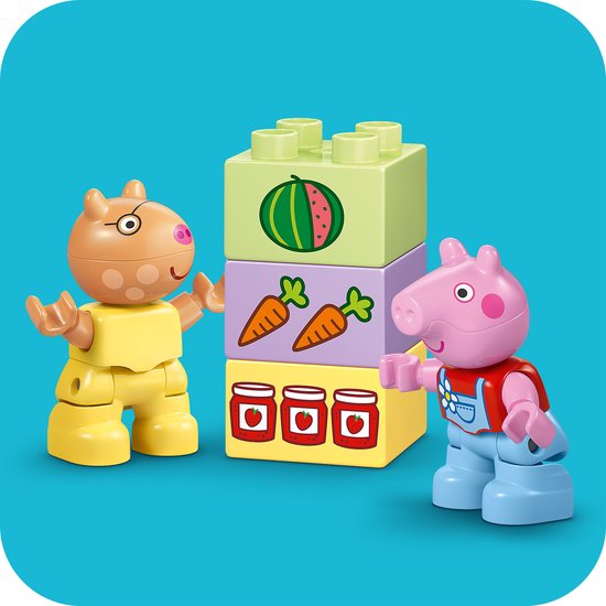 LEGO Duplo Peppa Pig Peppa en George met gestapelde blokken met jam, wortels en watermeloen.