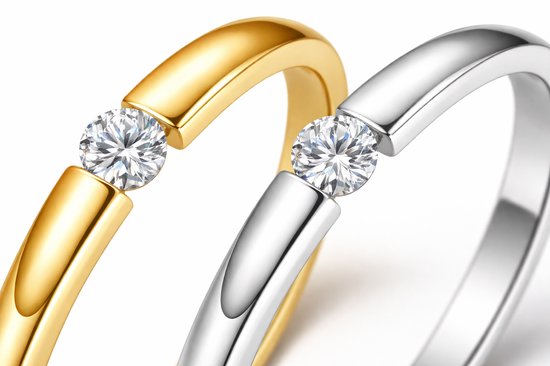 Gouden en zilveren ringen met diamanten. Close-up op de zetting van de diamanten.
