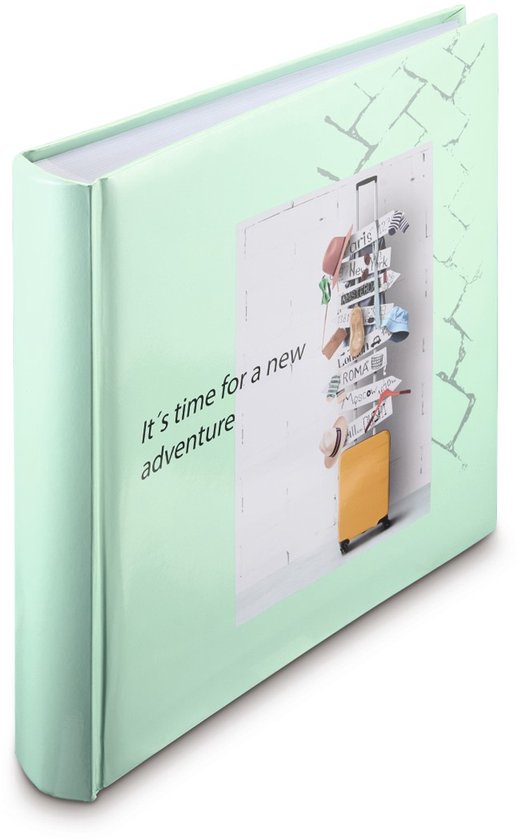 Lichtgroen fotoboek met illustratie van reiskoffer, borden en tekst 'It's time for a new adventure'.
