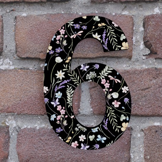 Zwart huisnummer 6 met een patroon van kleurrijke bloemen en libel.