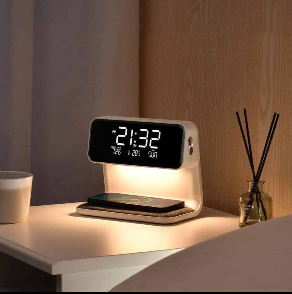 Wekker - Nachtlamp - Bureau Decoratie - Draadloze Oplader - 18x14cm - Wit