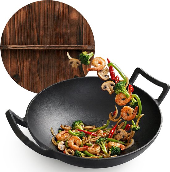 Gietijzeren wok met garnalen, broccoli, champignons, pepers en een houten deksel.