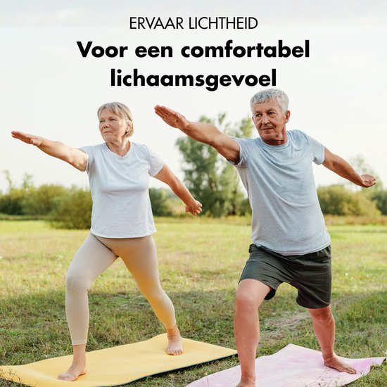 Oudere man en vrouw doen yoga in een veld. De vrouw draagt een witte top, de man een grijs T-shirt.