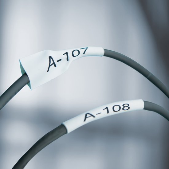 Grijze kabels met witte krimpkouslabels 'A-107' en 'A-108'.