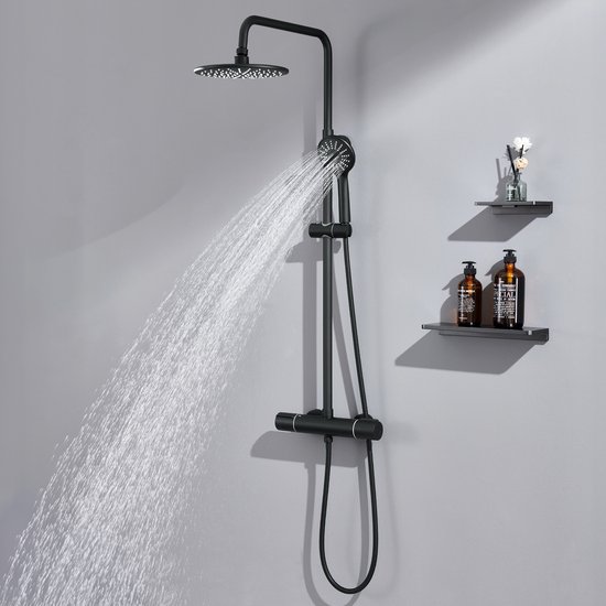 Matzwarte doucheset met een regendouchekop die water sproeit, een handdouche, thermostaatkraan en verstelbare stang.
