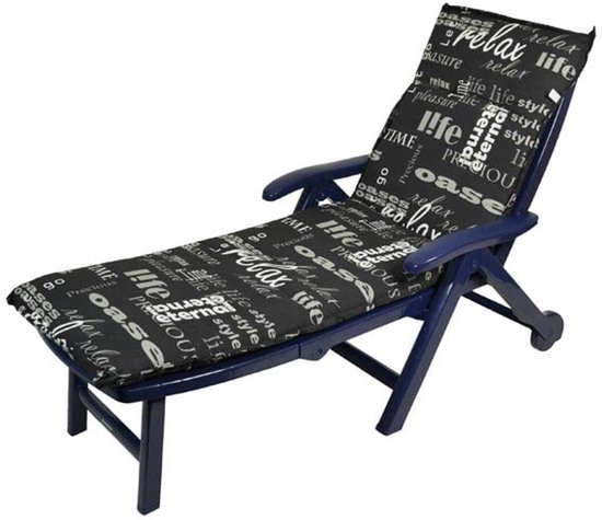 Donkerblauwe ligstoel met zwart-wit kussen met tekst zoals 'relax', 'pleasure' en 'life'.