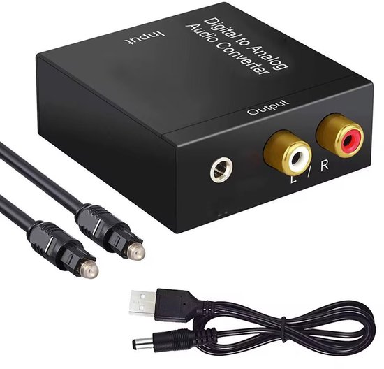 Zwarte digitale naar analoge audioconverter met kabels en stroomadapter.