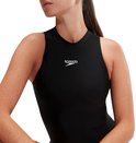 Close-up van een zwart Speedo sportbadpak met hoge hals en logo op de borst.