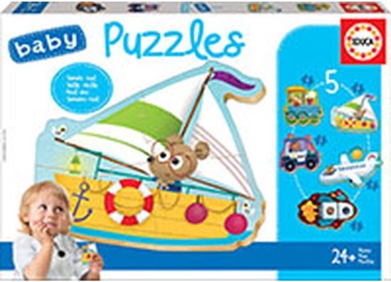 Boîte de puzzles pour bébé avec un bateau, un train, un bus, un avion et une fusée. Un jeune enfant regarde la boîte.