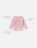 Lichtroze geribd longsleeve shirt met drukknoopjes voor makkelijk aankleden, van zachte biologische katoen.