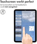 Vinger raakt een iPad Mini met screenprotector aan. "Touchscreen werkt perfect".