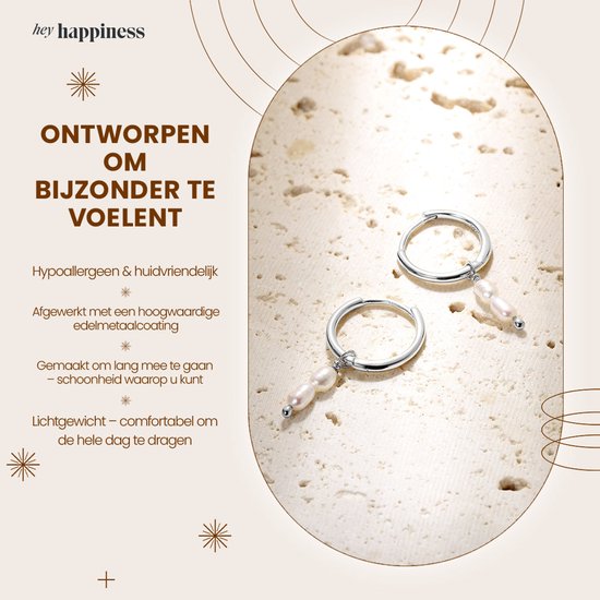 Zilverkleurige oorringen met dubbele pareldruppel, naast een close-up van de oorbellen. Tekst: Ontworpen om bijzonder te voelen.