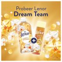 Bouteille de Lenor et flacon Ambre & Orchidée. "Essayez l'équipe de rêve Lenor"