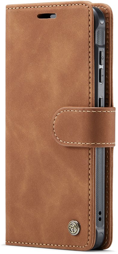 Gesloten bruin Casemania boekhoesje met magnetische sluiting, stiksels en Casemania logo.