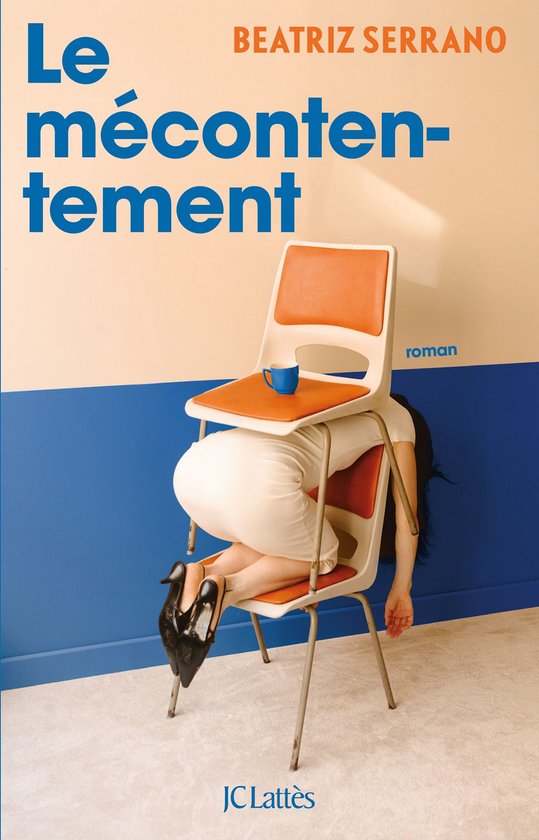 Couverture du livre : "Le mécontentement" roman de Beatriz Serrano, avec une femme la tête en bas sur une chaise avec une tasse.
