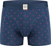 Donkerblauwe boxershort met een all-over rode hartjesprint en een blauwe tailleband.