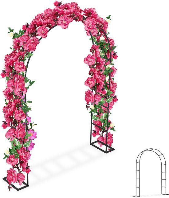 Zwarte metalen boog versierd met levendige roze bloemen en groene bladeren.