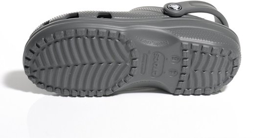 Semelle extérieure d'un sabot Crocs gris foncé avec motif et texte.
