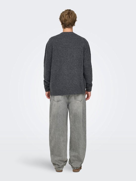 Gezien van achteren, een man draagt een grijze jeans met rechte pijpen en een grijs vest.