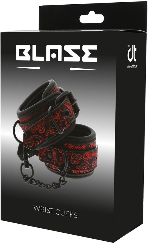 Zwarte polsboeien met rood geborduurd patroon, met ketting, op de verpakking staat 'WRIST CUFFS'.
