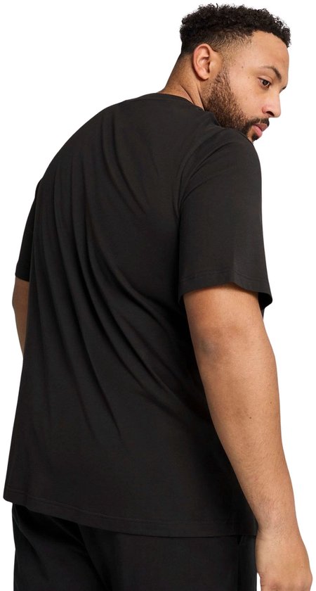 Man in zwart Puma T-shirt met klein wit Puma-logo, van achteren gezien.