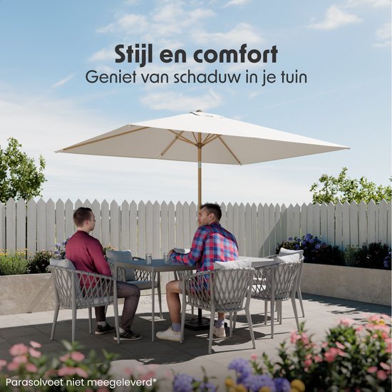 Twee mannen zitten aan een tuintafel onder een grote witte parasol met houten frame.