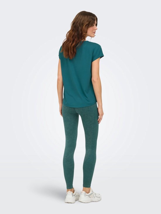 Model met donkergroen Only Play t-shirt en legging, van voren gezien.