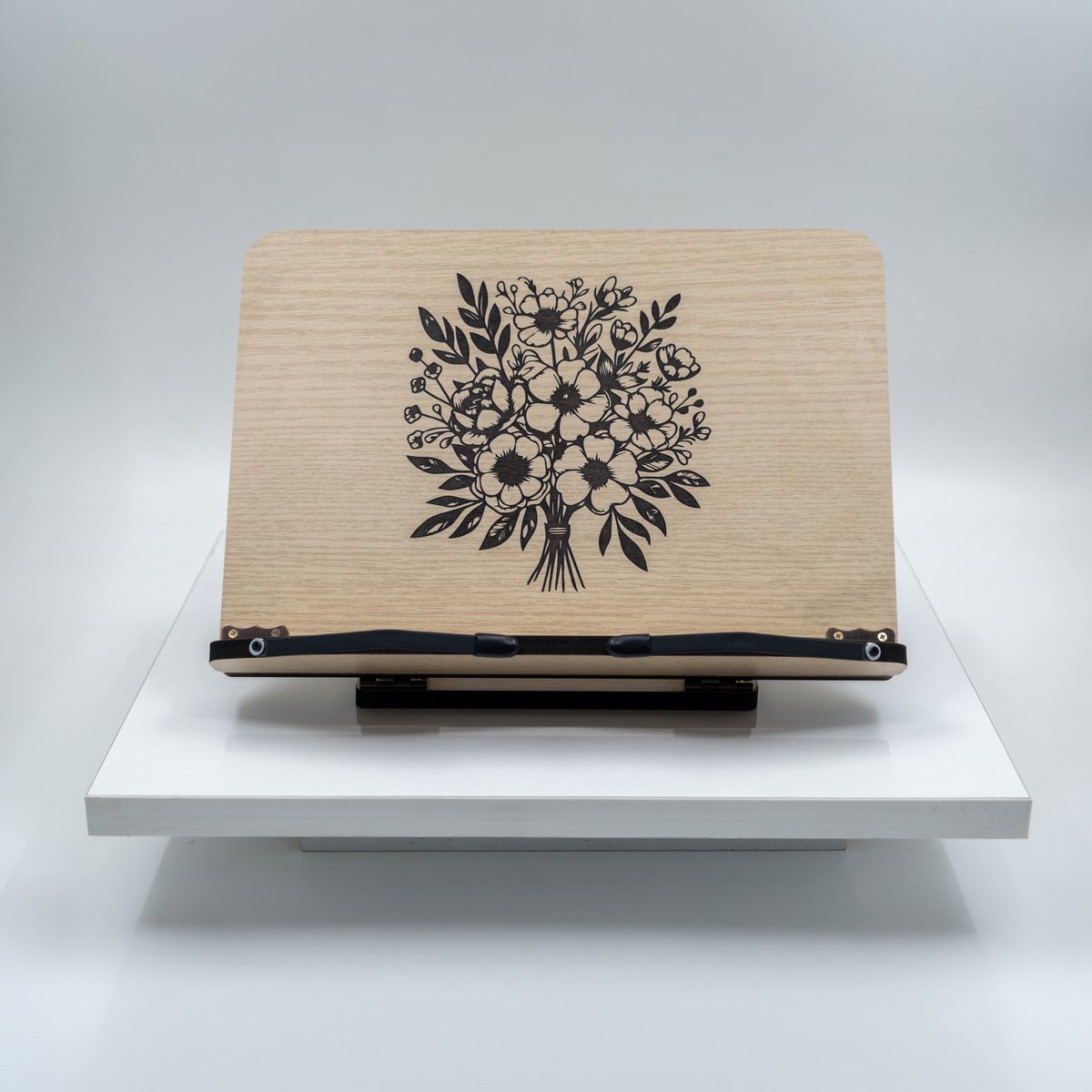 Zeo Wood® Boekenstandaard Hout – Boekenhouder – Kookboekstandaard – Tablet Standaard – Verstelbaar – Bloem Design – 30x20 cm - Eiken