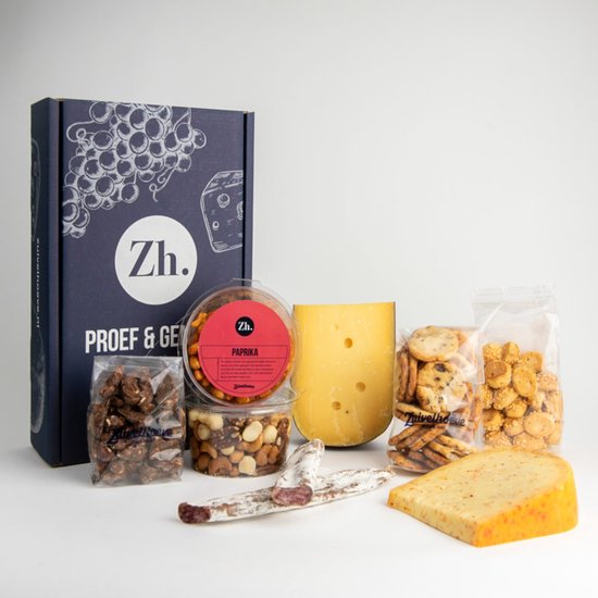 Een cadeaupakket met een doos, kaas, worst, noten en crackers. De tekst 'PROEF & GENIET' staat op de doos.