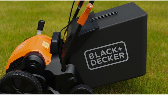Close-up van de opvangzak met het BLACK+DECKER logo op de verticuteerder in gras.