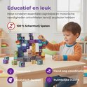 Jongetje bouwt met magnetische blokken, met icoontjes voor creativiteit, hand-oog coördinatie en analytisch denken.